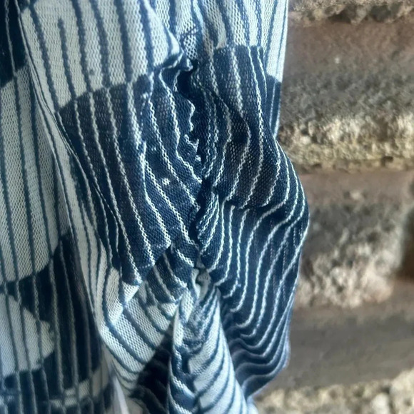 Alfani Blue and White Geometric Print Nylon Mesh V Neck Blouse Size Small - Picture 3 of 5